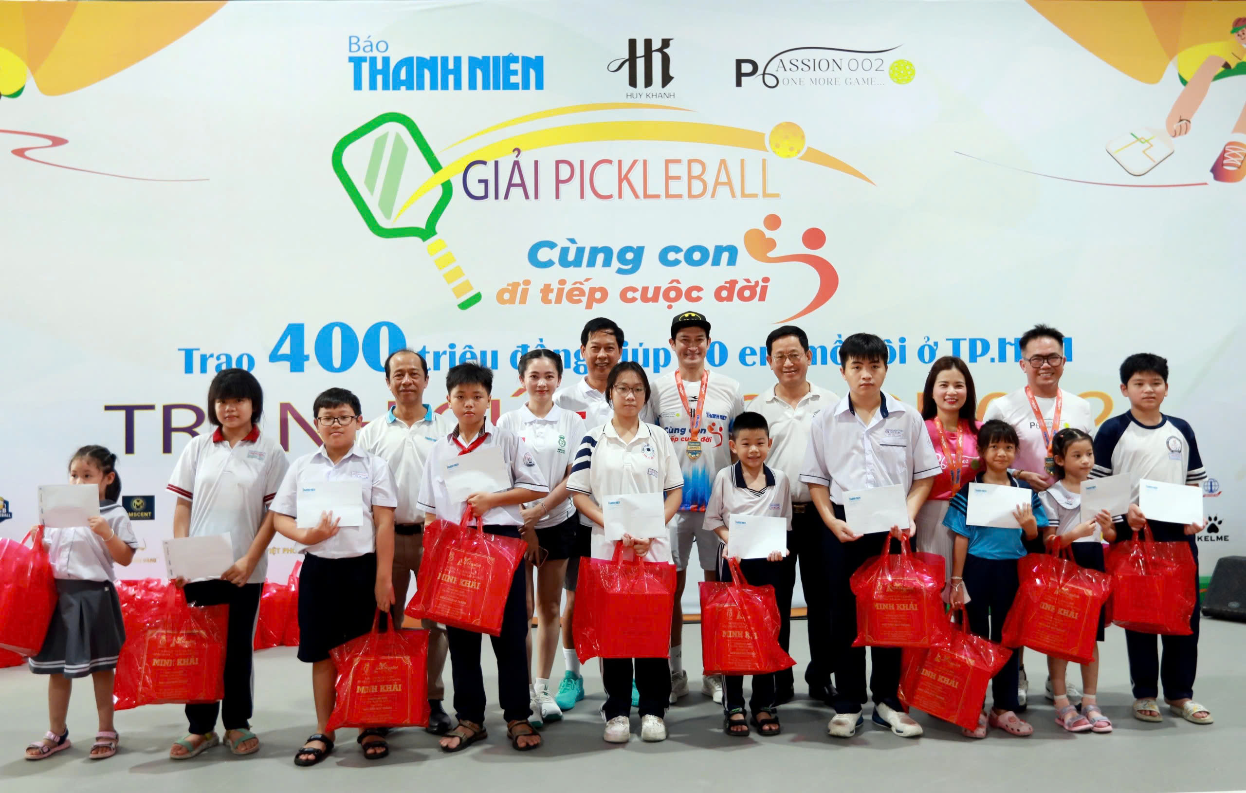 400 triệu đồng lan tỏa yêu thương từ giải pickleball 'Cùng con đi tiếp cuộc đời' tranh cúp Passion002 - Ảnh 1. Các em nhỏ nhận phần quà từ BTC