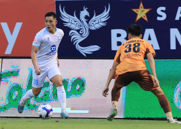 Trận hòa 2-2 của HAGL trước Nam Định Trận đấu hấp dẫn tại Pleiku giữa HAGL và Nam Định