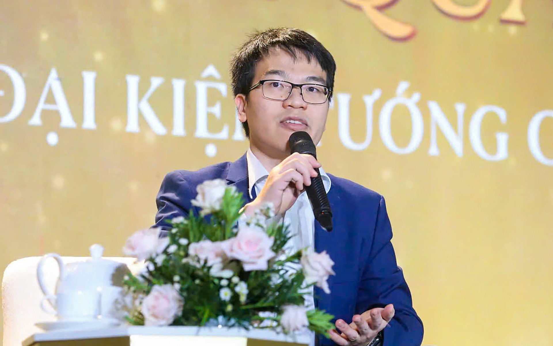 Lê Quang Liêm trong một lần giao lưu với các kỳ thủ trẻ Việt Nam