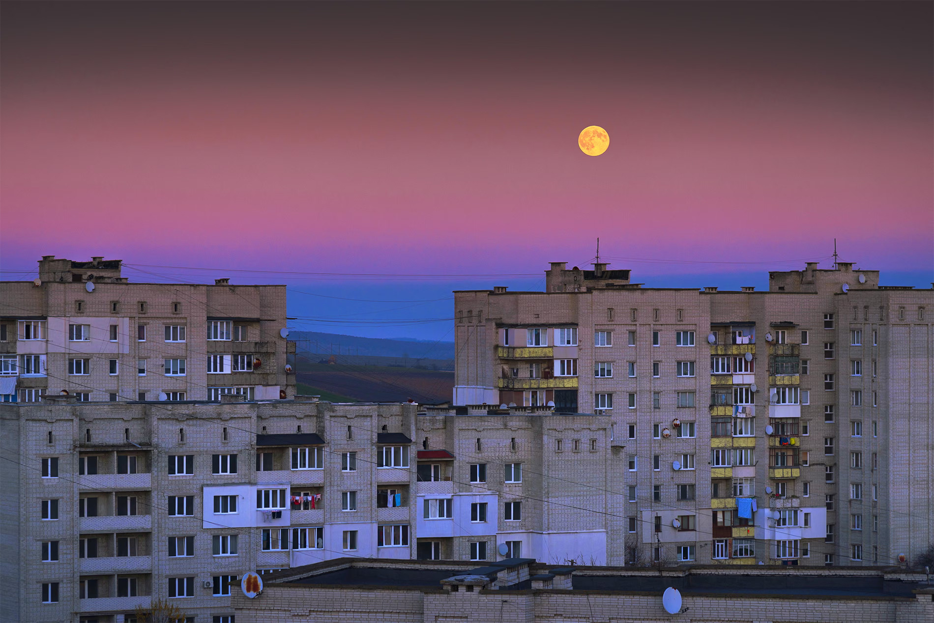 Mặt Trăng lên cao sau chung cư Mặt Trăng lên cao sau những tòa chung cư