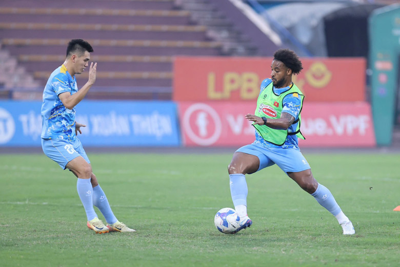 Xuân Son rạng rỡ trong buổi tập cùng đội tuyển Việt Nam