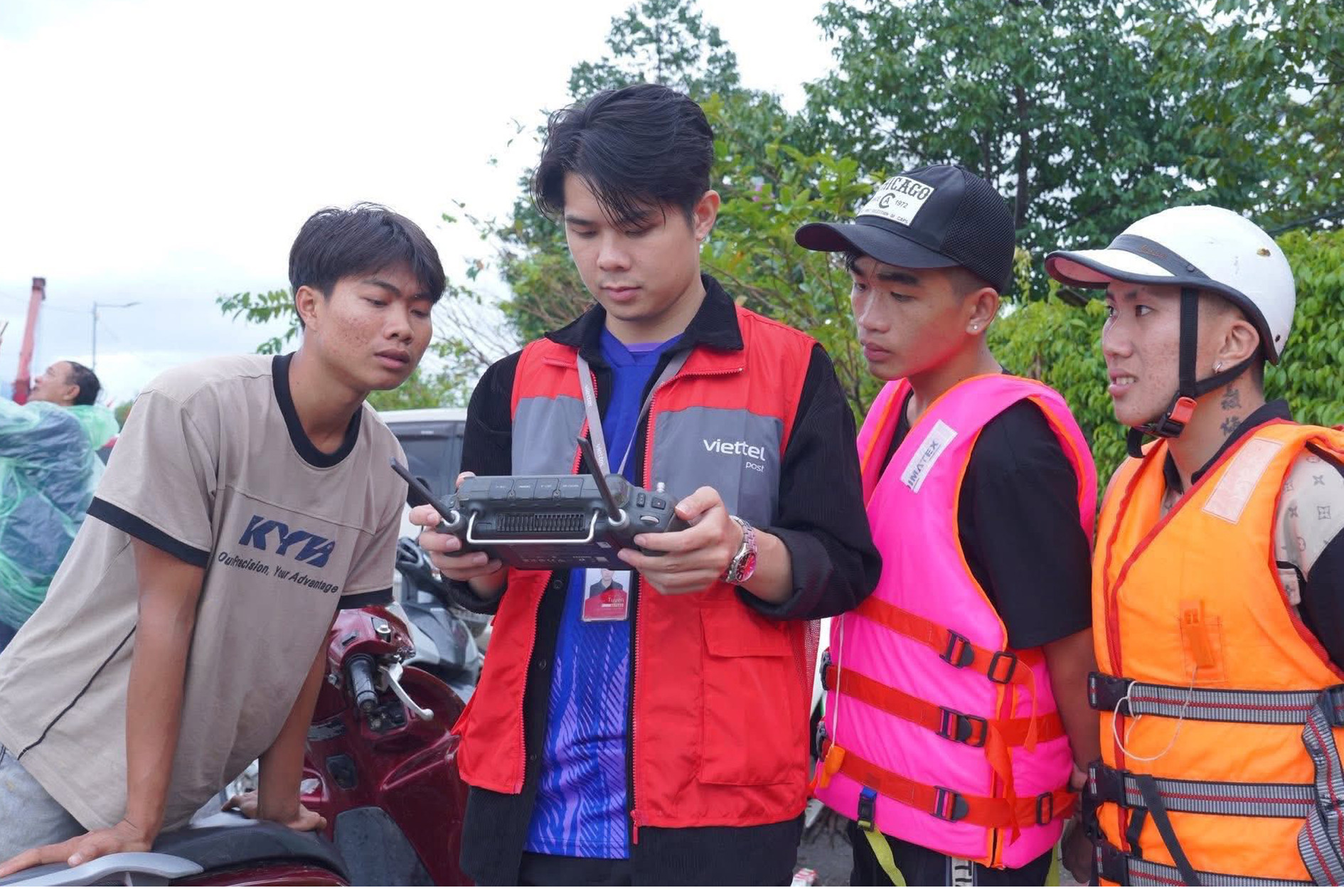 Drone vận chuyển hàng cứu trợ đến vùng ngập