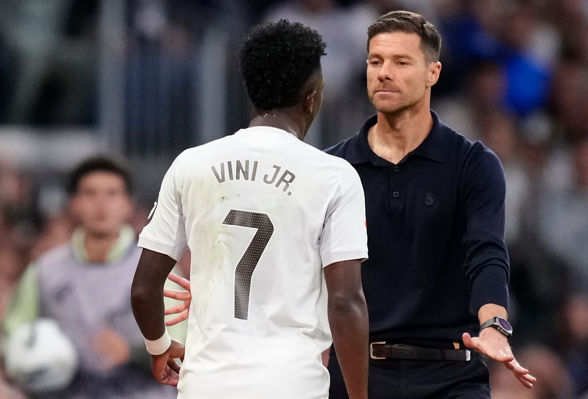 Vinicius Junior Xabi Alonso 01 HLV Xabi Alonso theo dõi Vinicius Junior đá phạt