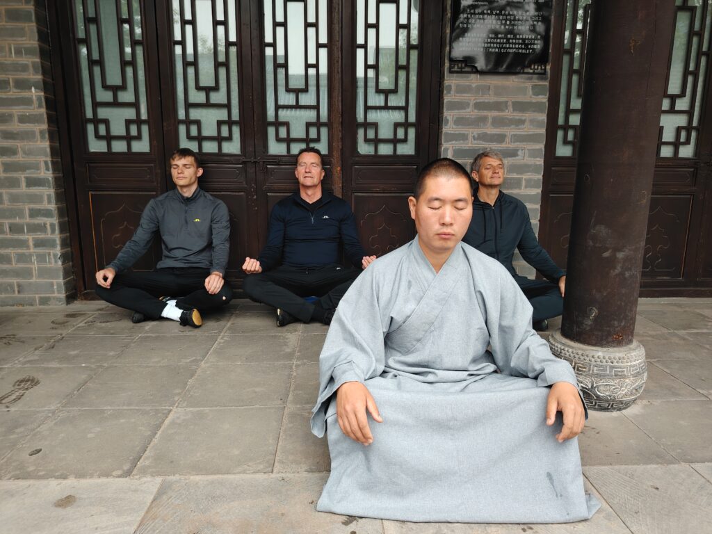 Thiền - Võ, yếu chỉ giúp Thiếu Lâm Tự trường tồn bất diệt - Ảnh 4. Du khách nước ngoài học hỏi thiền - Võ tại Thiếu Lâm