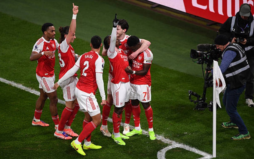 Eze đang ăn mừng bàn thắng