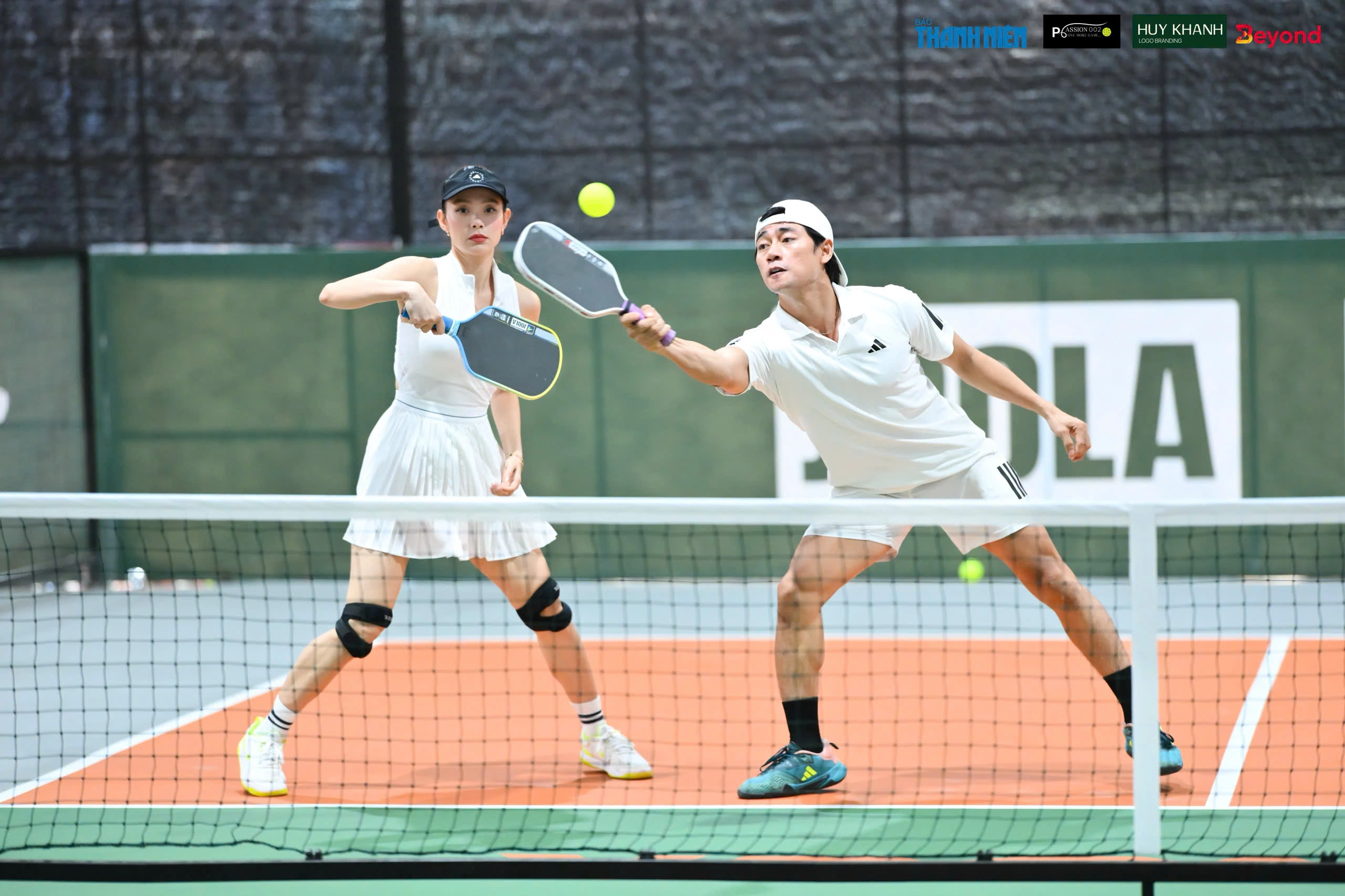 Lợi Trần đứng cùng Minh Hằng tại giải pickleball 'Cùng con đi tiếp cuộc đời' mùa 4