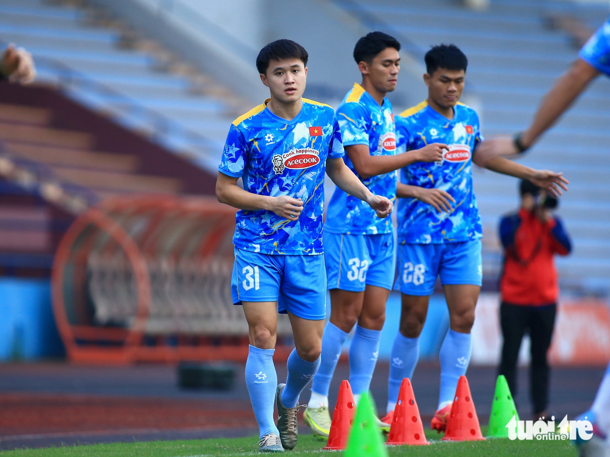 Tân binh Khổng Minh Gia Bảo (số 31) cùng các cầu thủ Nguyễn Trần Việt Cường (số 32) và Phạm Gia Hưng (số 28)