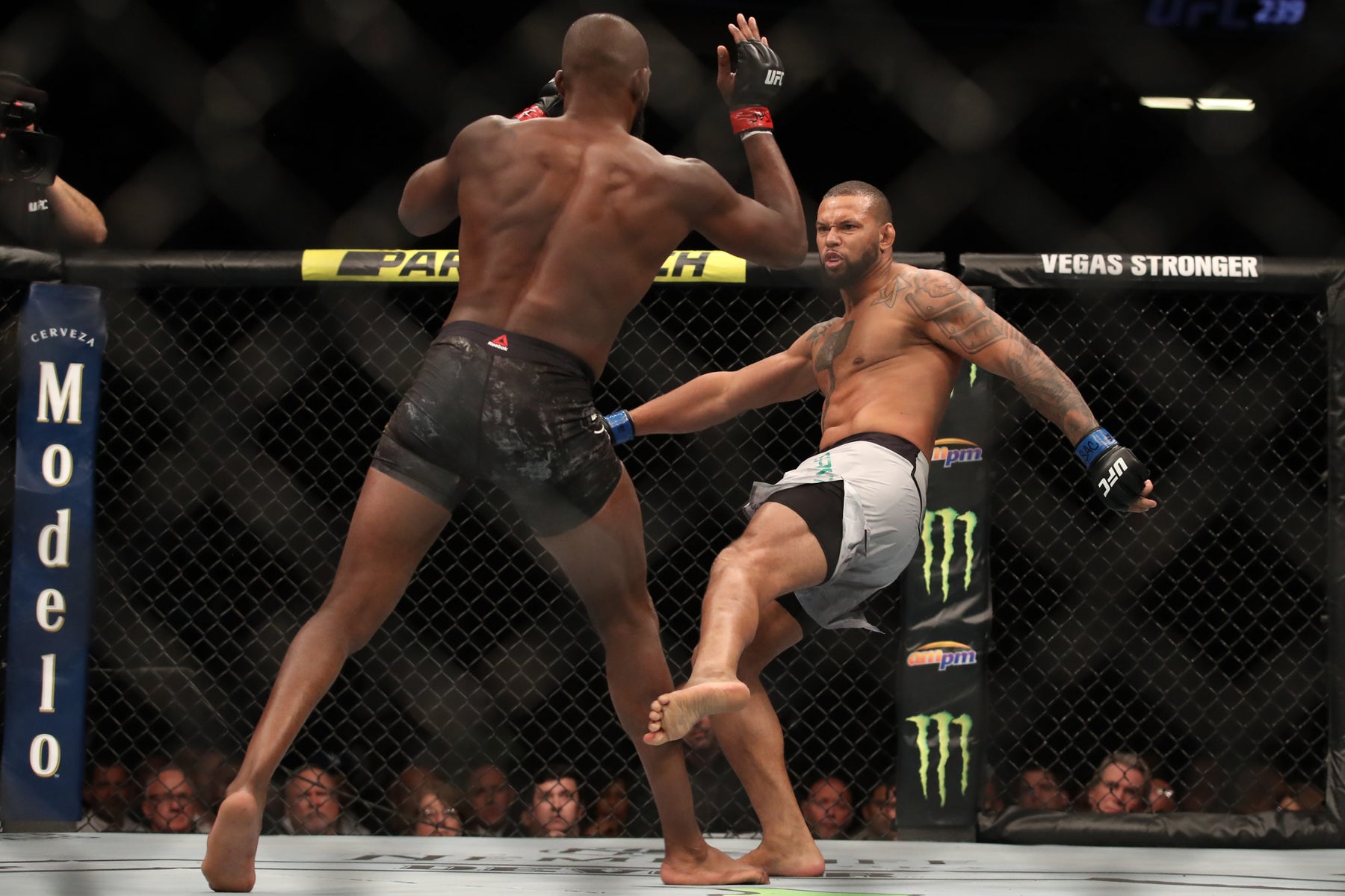 Đá phá trụ xuất hiện liên tục trong mọi trận đấu