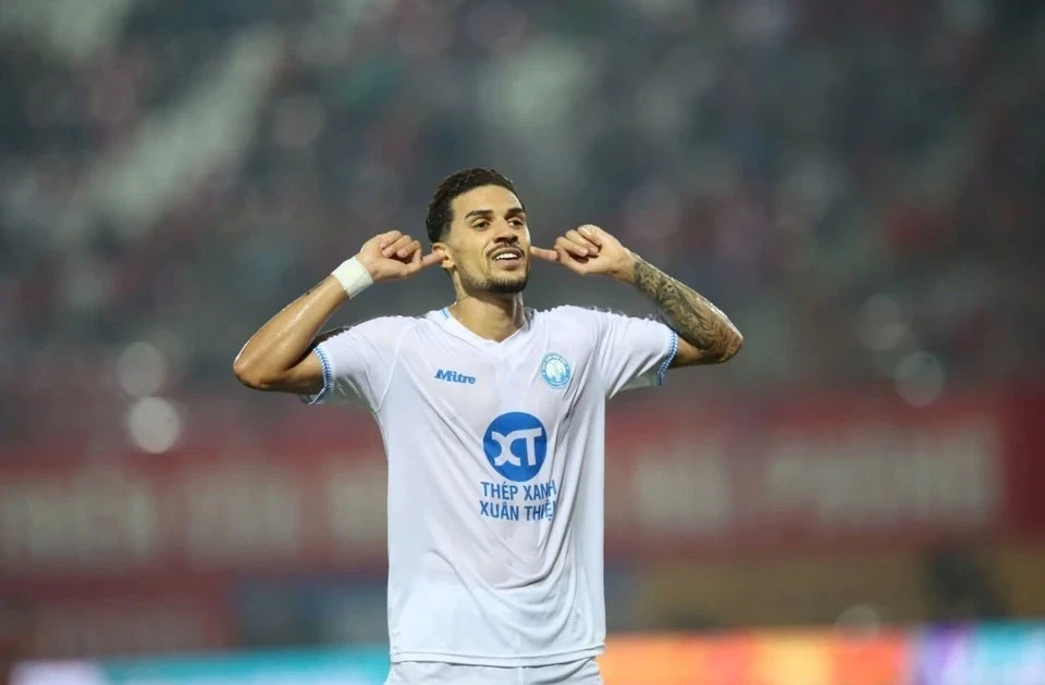 Đỗ Hoàng Hên khoác áo khi còn thi đấu cho Nam Định Đỗ Hoàng Hên trong màu áo Nam Định