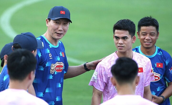 HLV Kim Sang-sik động viên cầu thủ