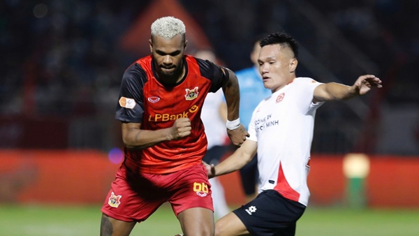 Cầu thủ Ninh Bình ăn mừng bàn thắng