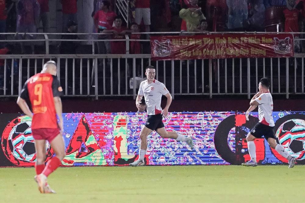 Lee Williams ghi bàn cho Công an TP.HCM