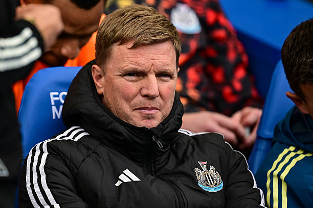 Jose Mourinho và Eddie Howe trước trận đấu gettyimages-2241808043-612x612