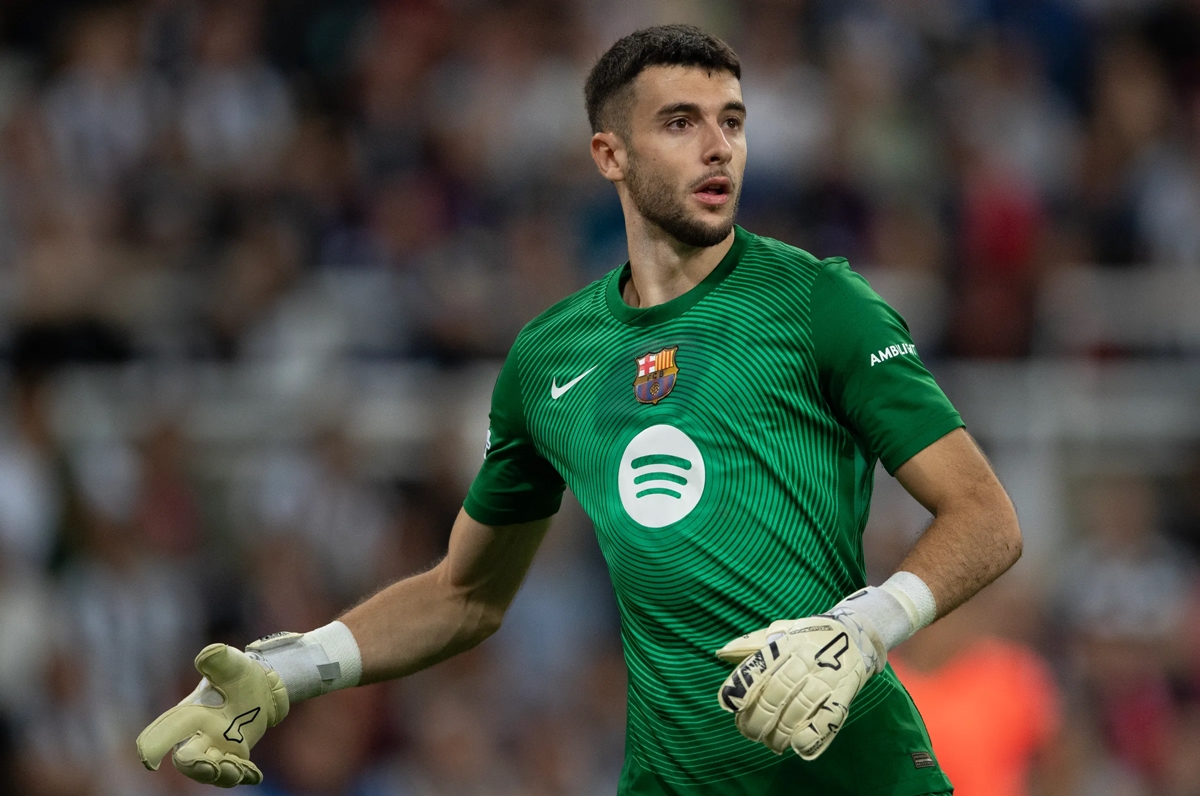 Thủ môn Joan Garcia bắt chính cho Barcelona