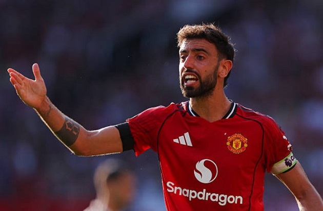 Bruno Fernandes sút ngoài vòng cấm