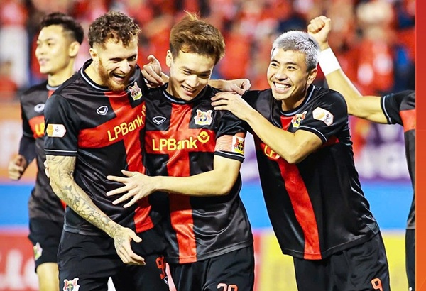 Các cầu thủ Ninh Bình ăn mừng chiến thắng