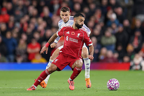 Mohamed Salah ăn mừng cùng đồng đội