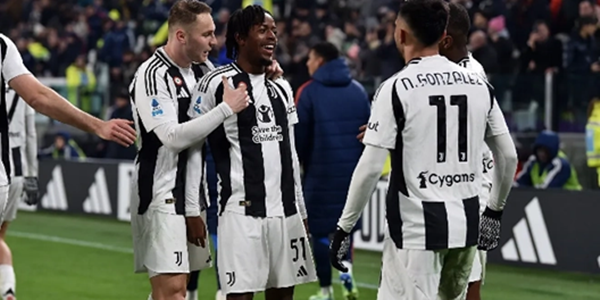 Tiền vệ hai đội tranh chấp quyết liệt