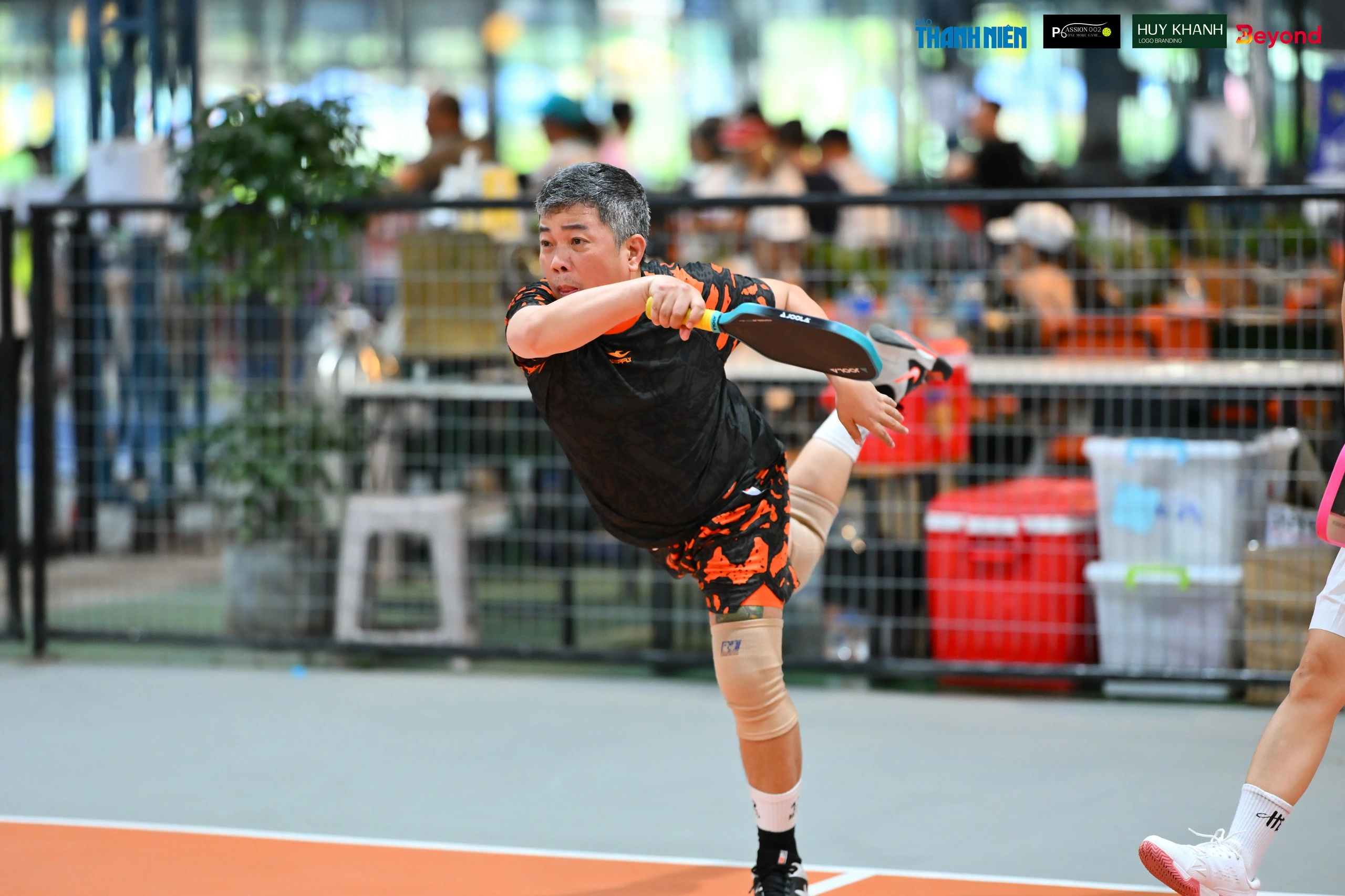 Nghệ sĩ Hoàng Mèo thi đấu quyết tâm trên sân