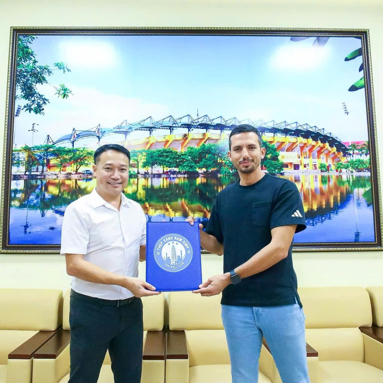 Huấn luyện viên Mauro Jeronimo trong buổi lễ bổ nhiệm