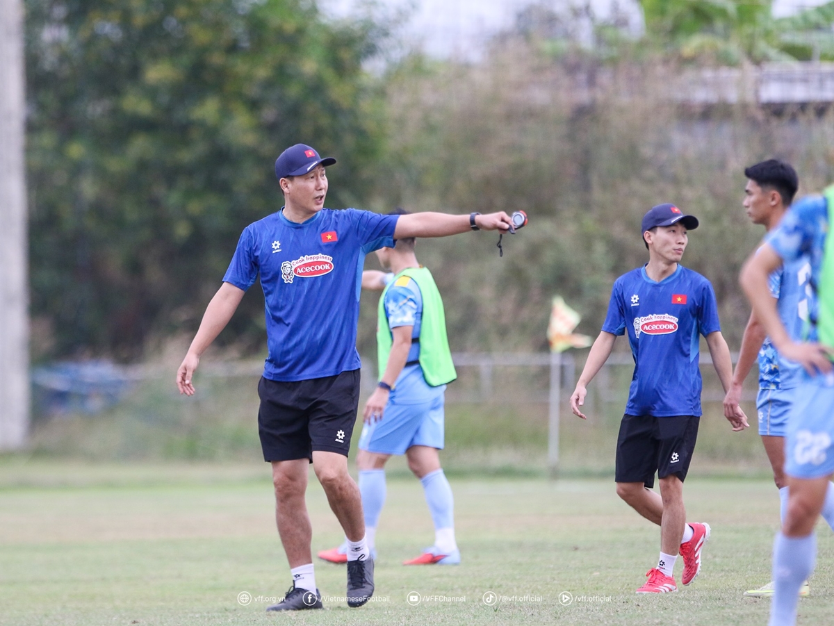 Kim Sang Sik 01 HLV Kim Sang-sik đang chỉ đạo