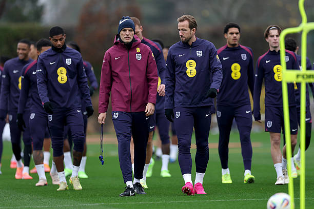 HLV Thomas Tuchel giữ sự tập trung cao độ HLV Thomas Tuchel trong trận đấu