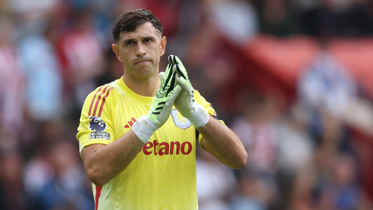 Emiliano Martinez 02 Emiliano Martinez khoác áo Man United