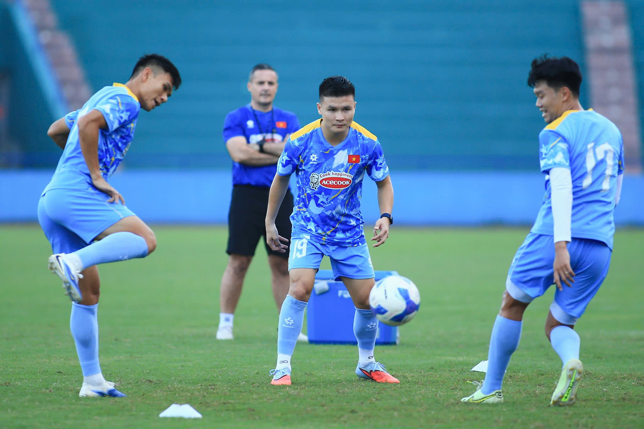Cầu thủ đội tuyển Việt Nam tập luyện tại sân Việt Trì
