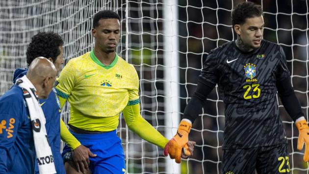 Gabriel Magalhaes tập tễnh rời sân Gabriel Magalhaes chấn thương đùi