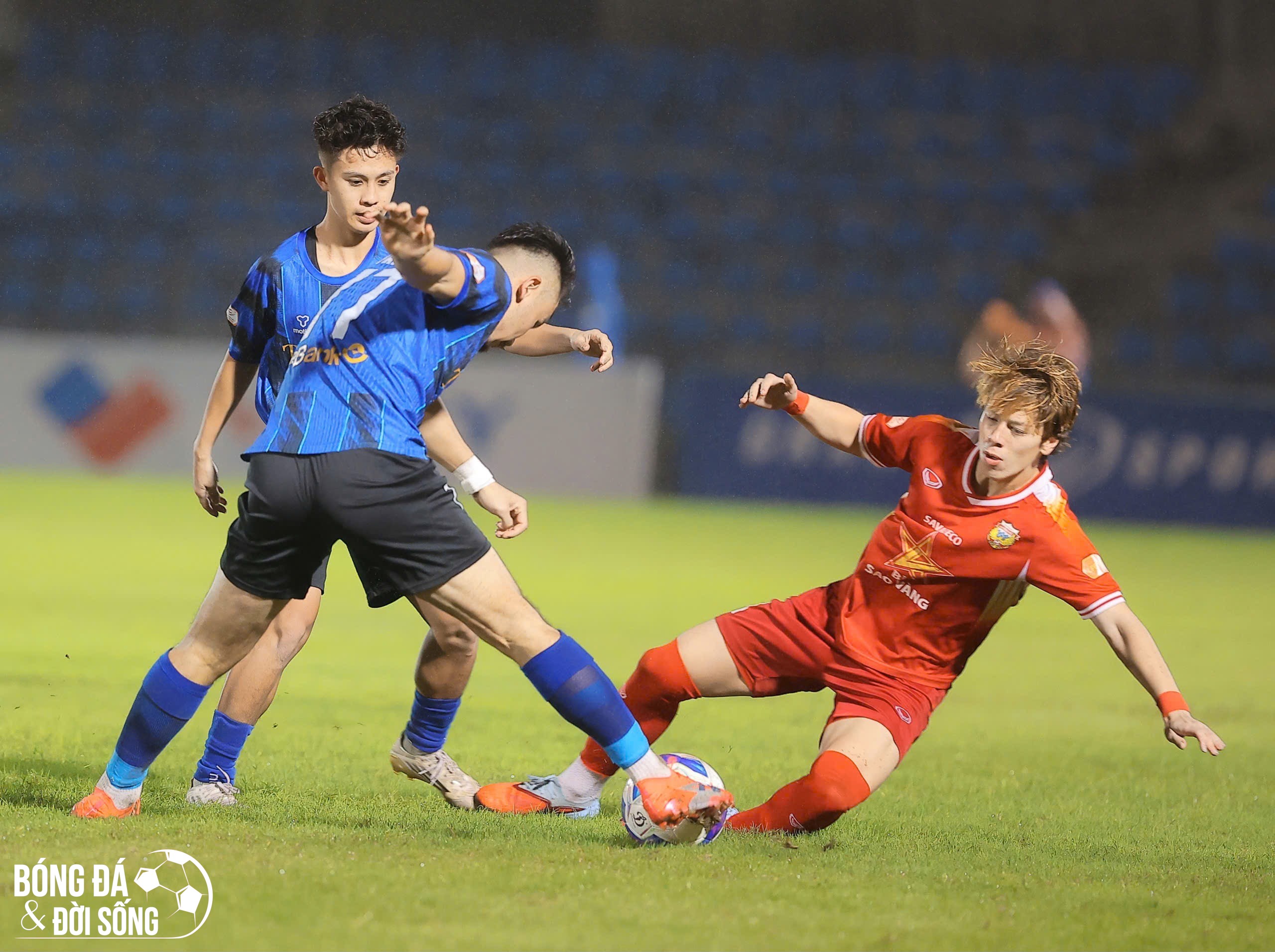 Hiệp 1 trận Hồng Lĩnh Hà Tĩnh gặp Hoàng Anh Gia Lai