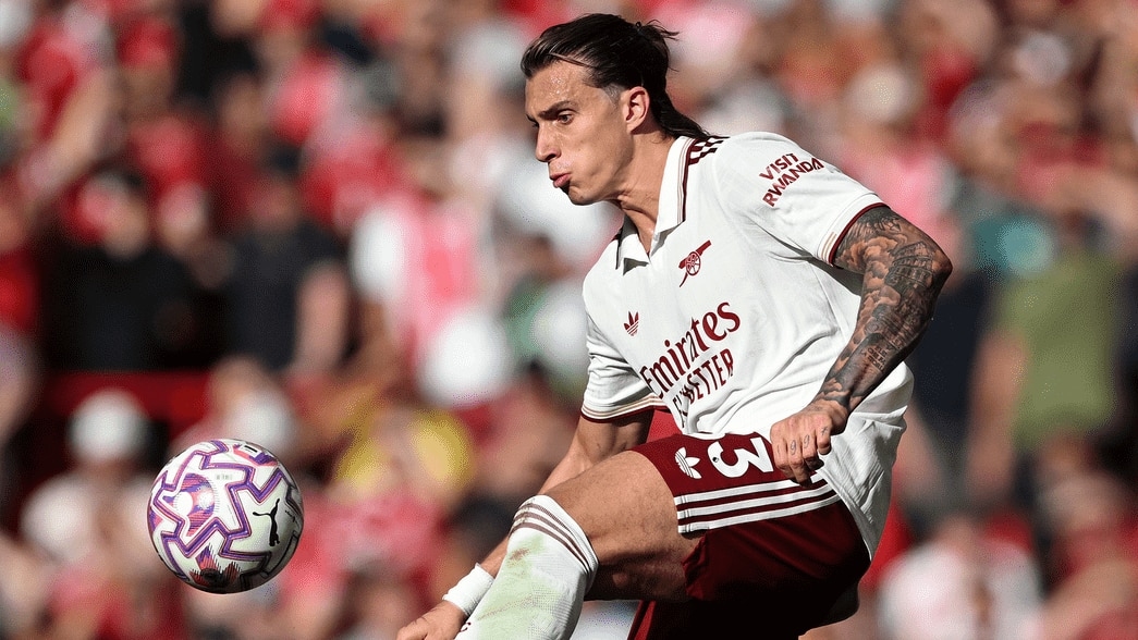 Riccardo Calafiori thi đấu cho Arsenal