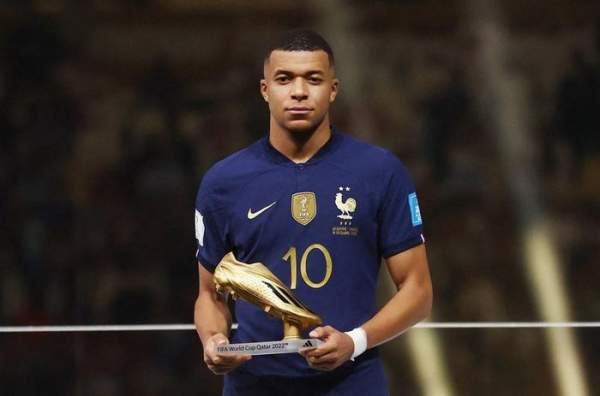 Mbappe tỏa sáng ở các đội bóng lớn châu Âu Mbappe ghi bàn trong màu áo PSG và Real Madrid