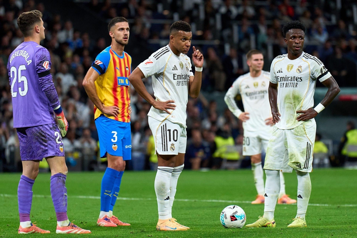 Vinicius Junior Kylian Mbappe 01 Vinicius Junior và Kylian Mbappe tranh quyền đá phạt đền