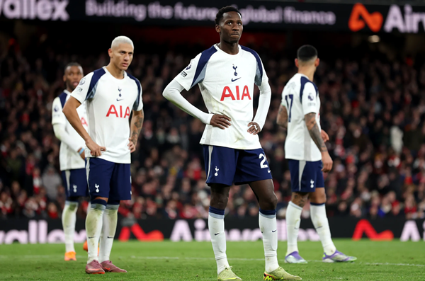 Hàng công Tottenham bế tắc trước Arsenal