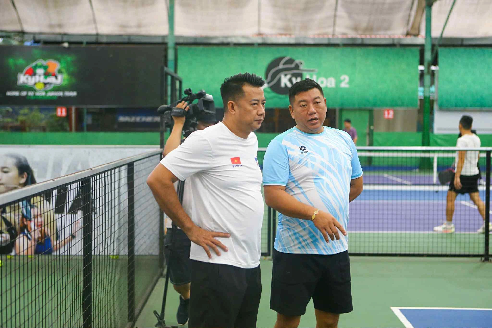 HLV Trương Quang Vũ (trái) sẽ dẫn dắt các tuyển thủ trẻ Việt Nam dự giải pickleball trẻ thế giới 2025