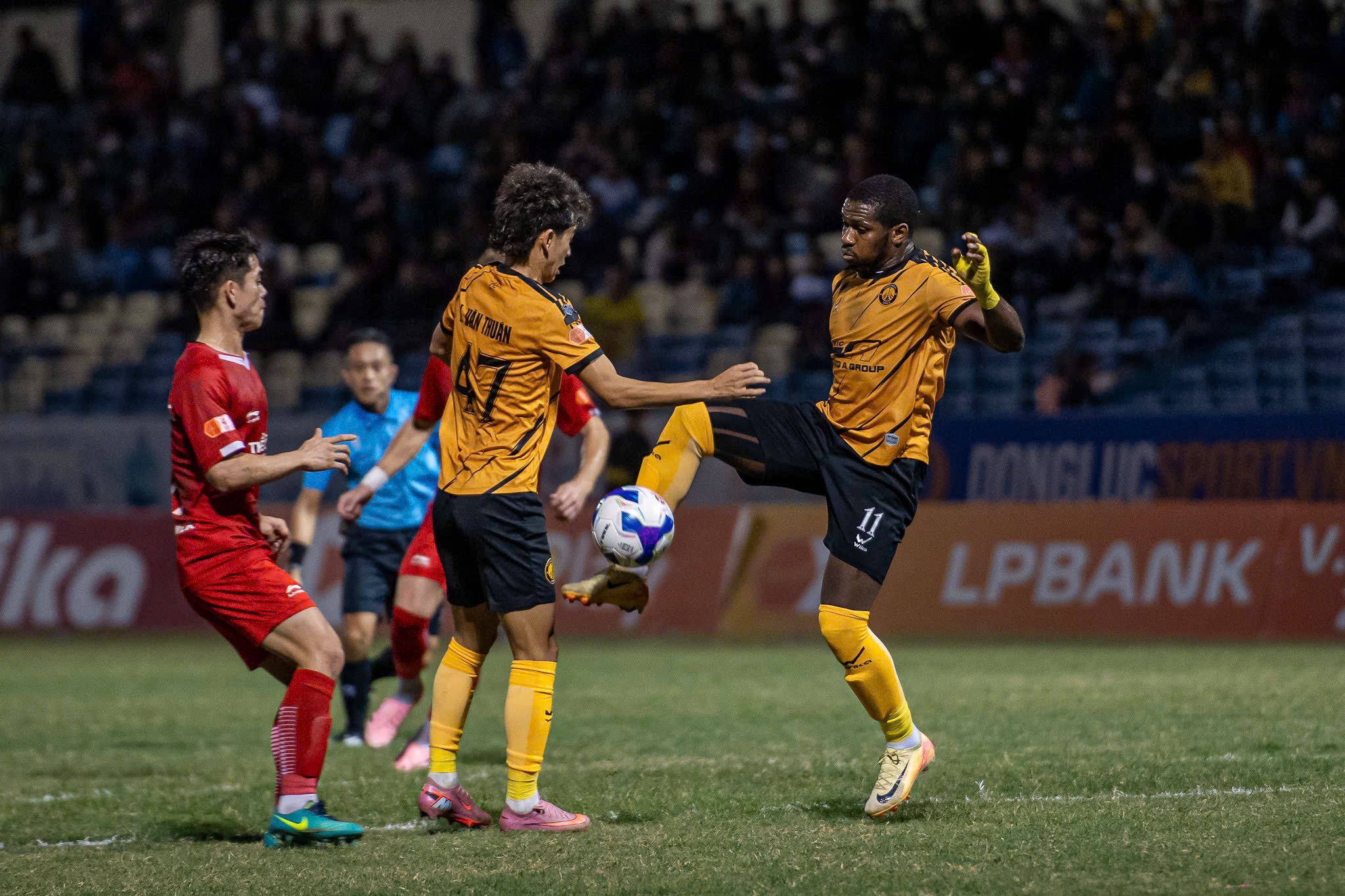 Các cầu thủ Thanh Hoá chơi bế tắc trên sân nhà