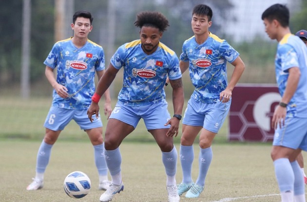 Đội tuyển Việt Nam tập luyện tại Lào