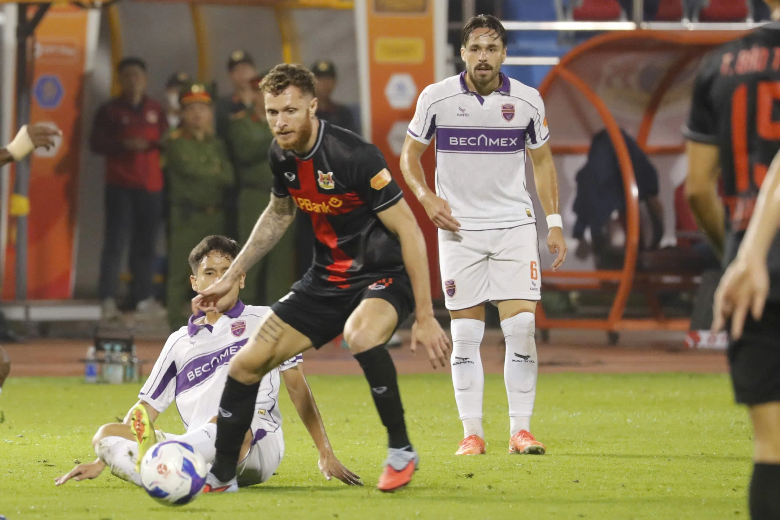 CLB Ninh Bình được đánh giá cao hơn Becamex TPHCM trong cuộc đối đầu này.