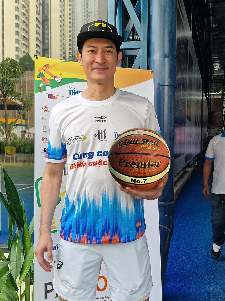 Geru Sport khẳng định uy tín, đồng hành cùng thể thao cộng đồng- Ảnh 3. Diễn viên Huy Khánh trải nghiệm bóng rổ mới của công ty