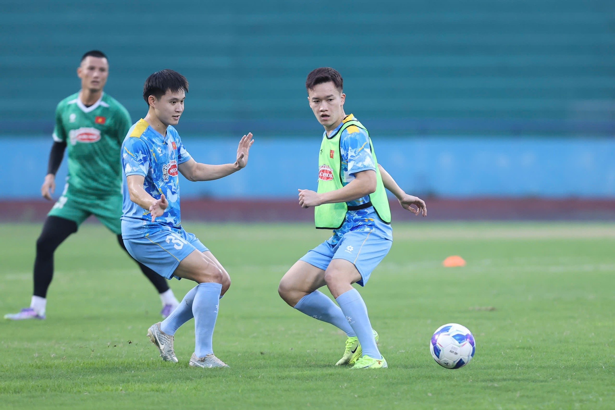 Gia Bảo nỗ lực tập luyện để có thể được trao cơ hội ra sân trong màu áo tuyển Việt Nam Khổng Minh Gia Bảo chăm chỉ luyện tập cùng đội tuyển