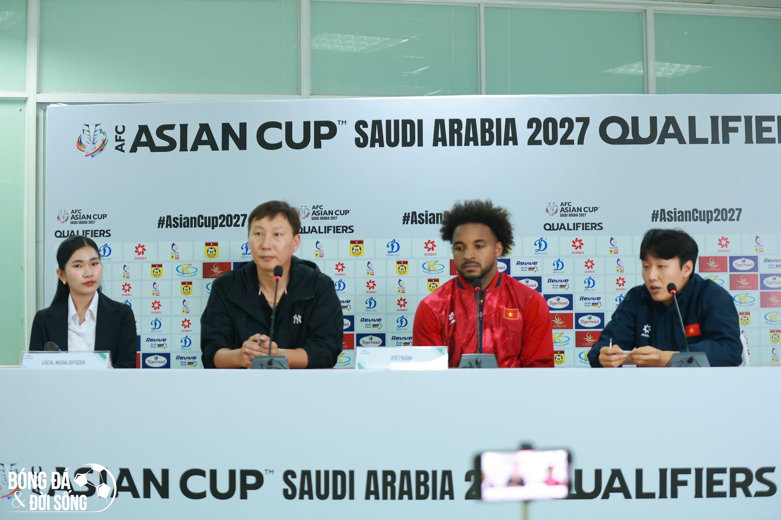 HLV Kim Sang Sik khẳng định tuyển Việt Nam còn nhiều hạn chế sau khi thắng Lào HLV Kim Sang Sik chỉ rõ điểm yếu của tuyển Việt Nam