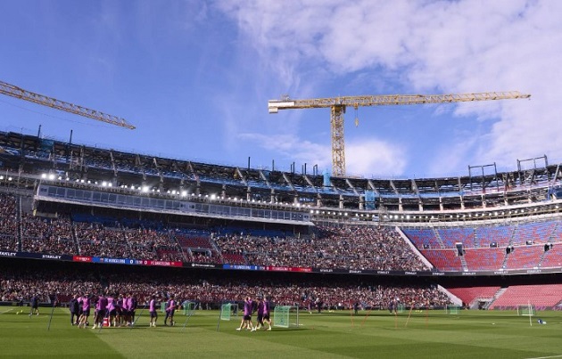 Messi đứng lặng trước Camp Nou