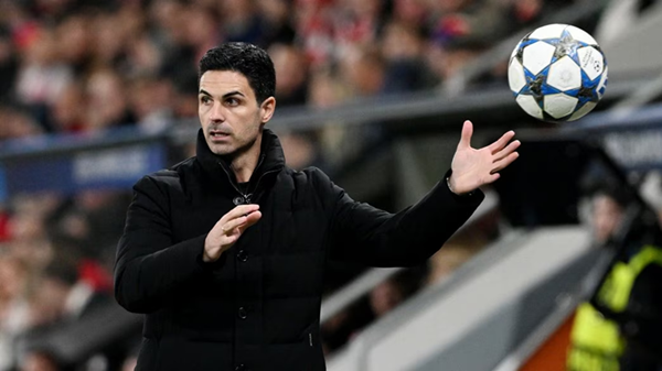 HLV Arteta hài lòng khi Arsenal vượt qua Slavia Prague Arteta và các cầu thủ Arsenal ăn mừng chiến thắng