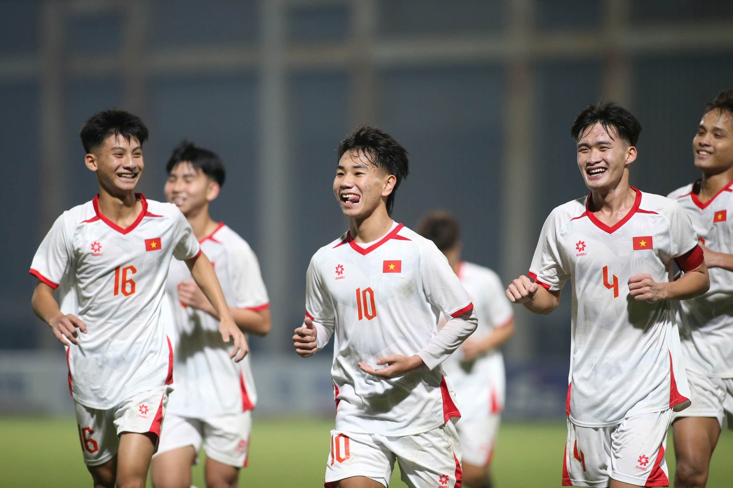 Trận dấu diễn ra với thế trận 1 chiều nghiêng về U17 Việt Nam.