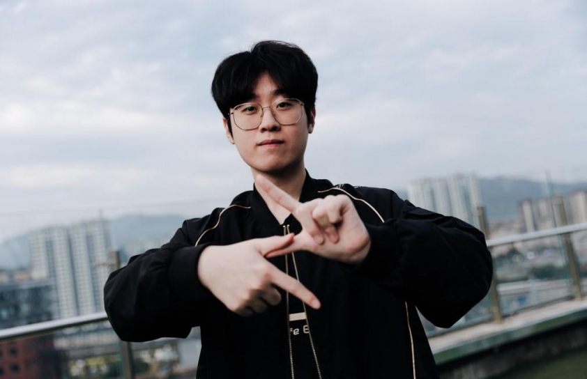 BLV gạo cội của VCS bất ngờ bị fan HLE công kích chỉ vì... khen Doran tại CKTG 2025 Fan HLE công kích BLV Đức Mạnh