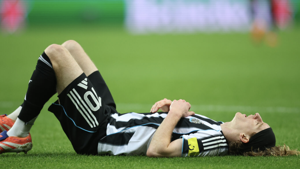 Anthony Gordon bị đau và rời sân