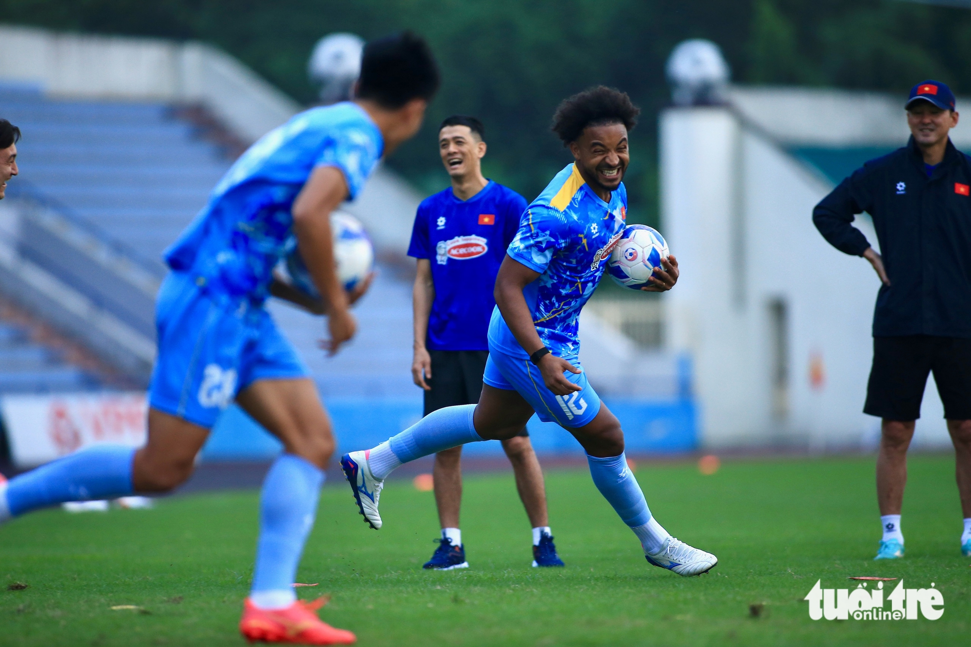 Son cười tươi khi chơi trò chơi tập thể