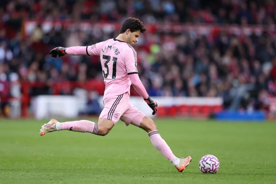 Senne Lammens 07 Senne Lammens ưu tiên các pha phát bóng dài