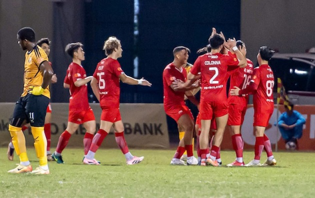 Thể Công (áo đỏ) rất quyết tâm để bám đuổi top đầu. Thể Công áo đỏ quyết tâm bám đuổi