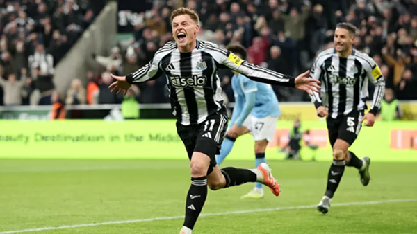 Harvey Barnes ăn mừng bàn thắng